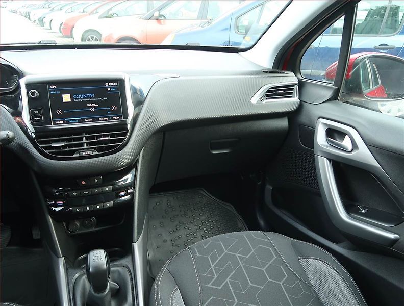 Peugeot 2008 (2018) 1.2 PureTech, ČR,1.maj - fotka 8 z 15