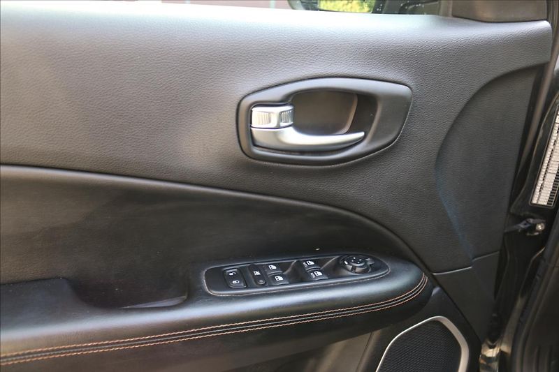Jeep Compass 1,3 110 kW , ČR - fotka 13 z 47