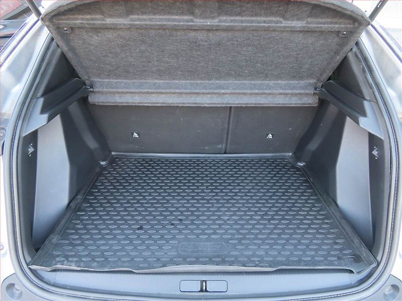 Peugeot 2008 (2020) 1.2 PureTech, Navi, Tempomat - fotka 13 z 20