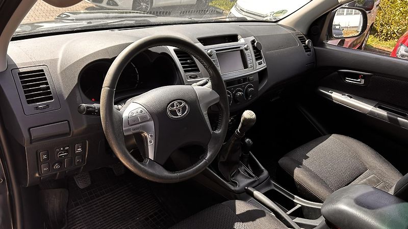 Toyota Hilux 2.5 DiD King Cab  - fotka 10 z 15