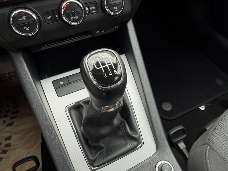 Škoda Octavia 2.0 TDI CR DPF Elegance Combi - fotka 16 z 28