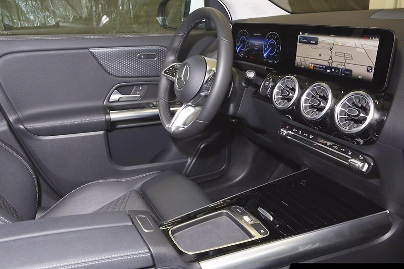 Mercedes-Benz EQA 300 4M Progressive Distronic - fotka 9 z 13