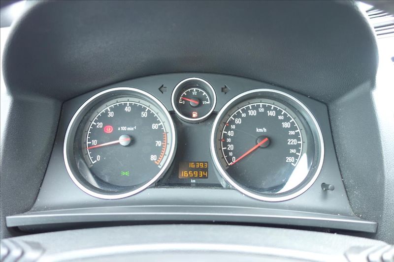Opel Zafira 1,8 i 103KW,ČR,1 MAJ.,7 MÍST. - fotka 28 z 37