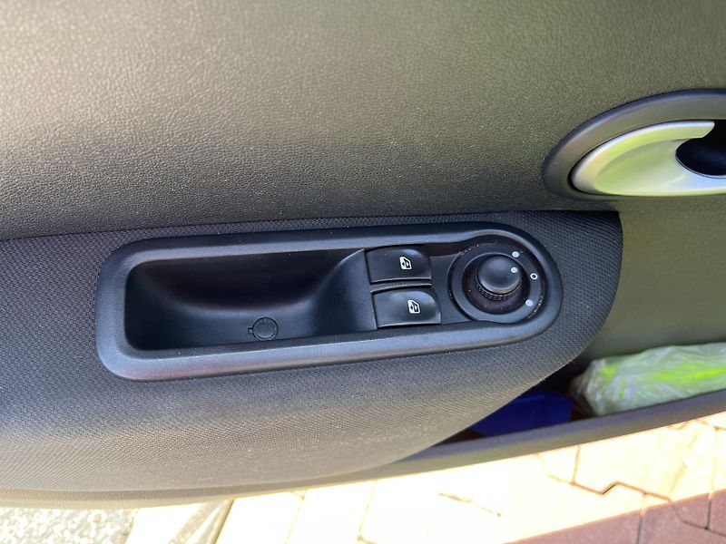 Renault Clio 1.2i 92100 km ČR - fotka 11 z 30