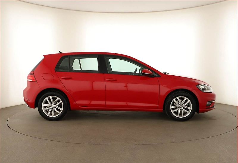 Volkswagen Golf (2019) 1.5 TSI, Automat, Tempomat - fotka 6 z 14