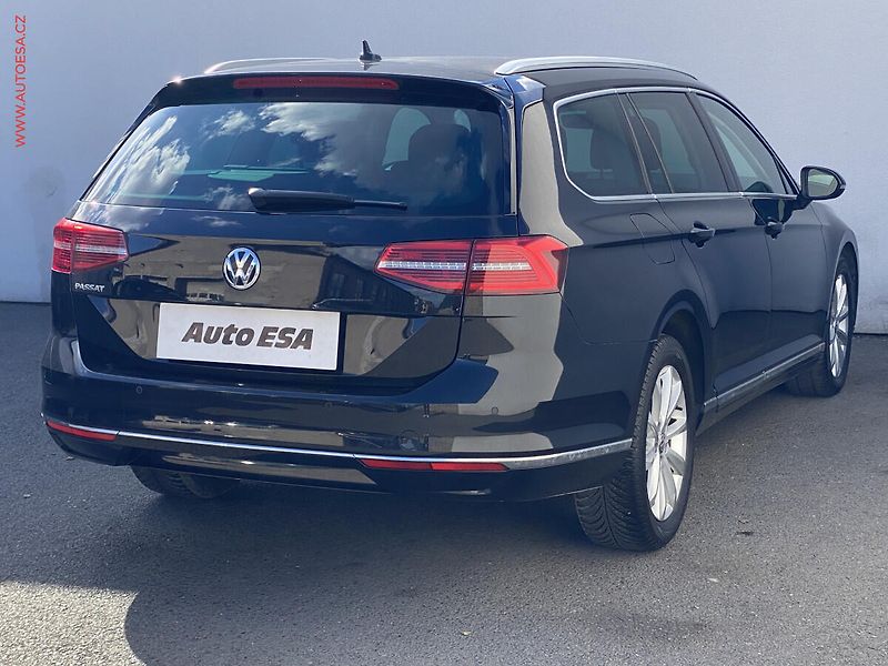 Volkswagen Passat (2017) 2.0 TDi, Highline, LED, navi - fotka 4 z 17