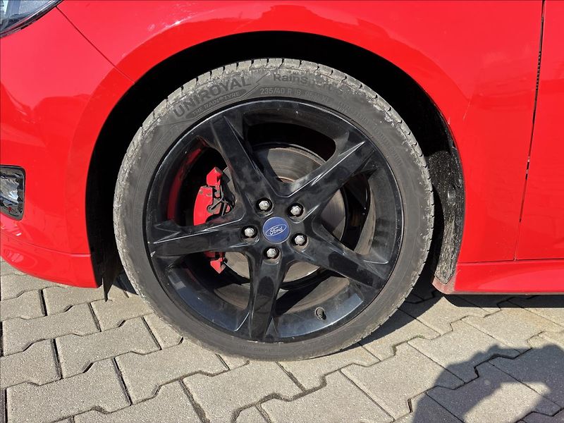 Ford Focus 1,5 Race Red 110 kW - fotka 9 z 32