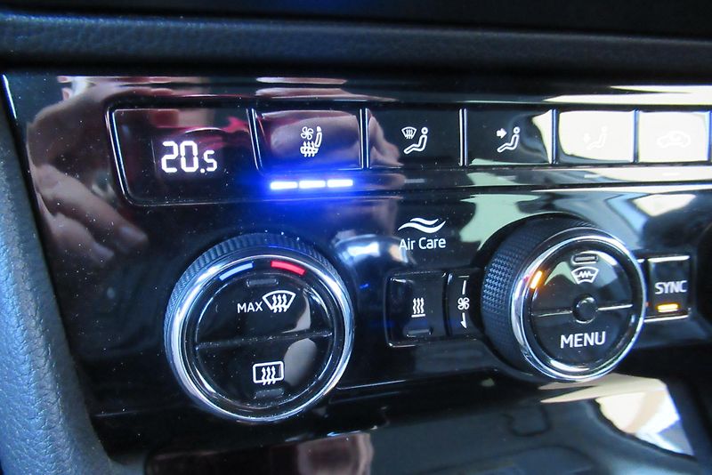 Škoda Superb 2.0 TDI DSG L&K TAŽNÉ - fotka 23 z 41
