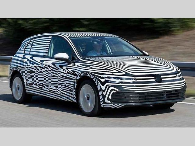 Volkswagen Golf osmé generace na prvním snímku.