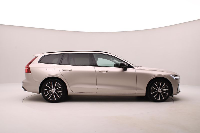 Volvo V60 T6 AWD PLUG-IN DARK REZERVACE - fotka 14 z 58