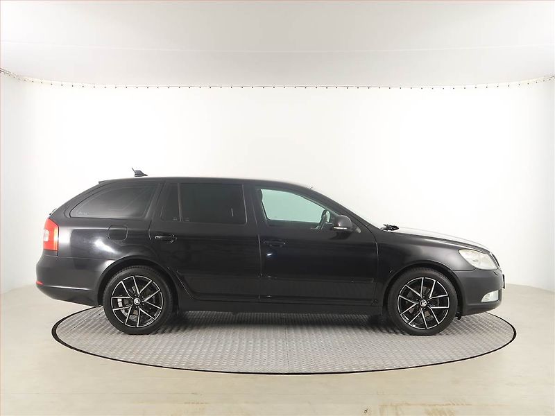Škoda Octavia (2010) Ambiente 2.0 TDI, Xenony - fotka 6 z 16