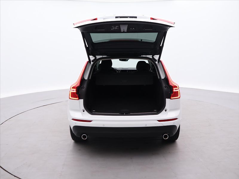 Volvo XC60 2,0 B4 145kW AWD Momentum CZ D - fotka 9 z 32