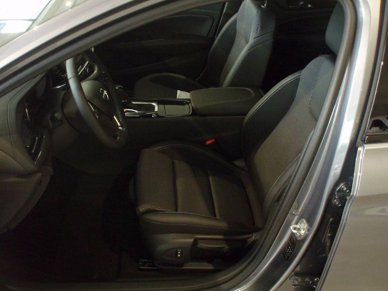 Opel Insignia Elegance Sports Tourer F 2.0 D - fotka 10 z 21