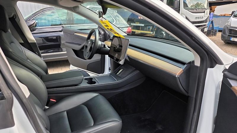 Tesla Model Y (2022) Long Range AWD SoH 91,4% - fotka 14 z 37