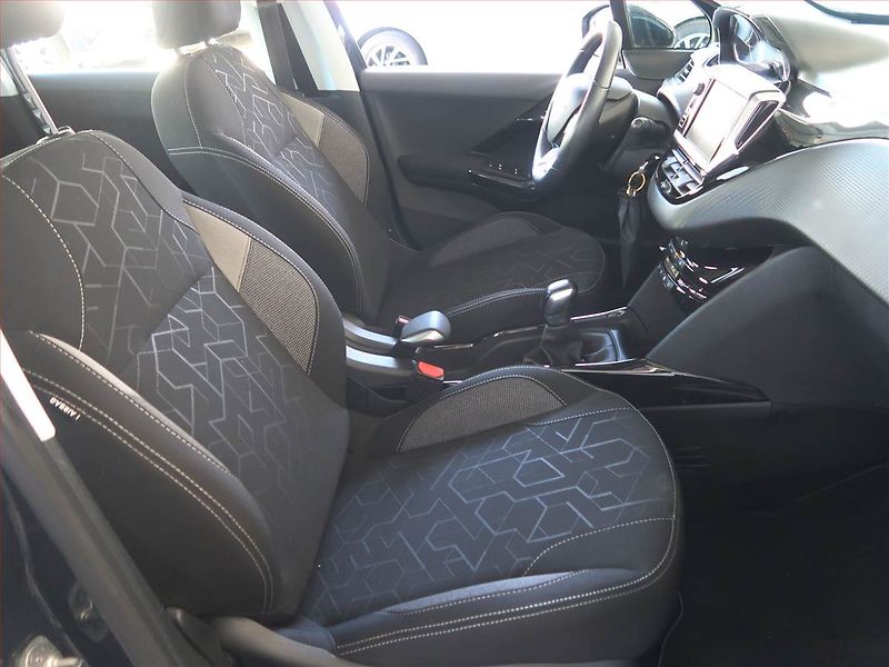 Peugeot 2008 (2019) 1.2 PureTech, Tempomat - fotka 9 z 15