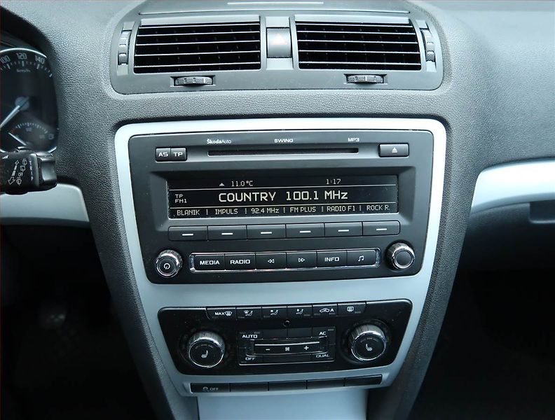 Škoda Octavia (2010) Ambiente 1.4 TSI, Tempomat - fotka 12 z 15