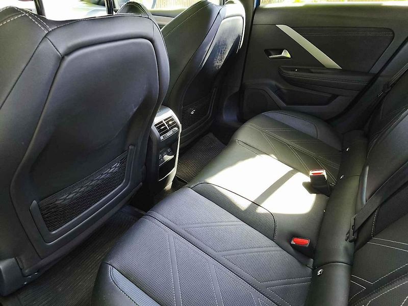 Opel vyniká ostrými sportovními rysy.