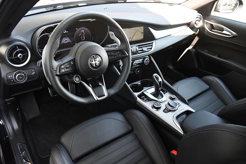Alfa Romeo Giulia 2,0 VELOCE 16V 206kW AT8-Q4 - fotka 9 z 54