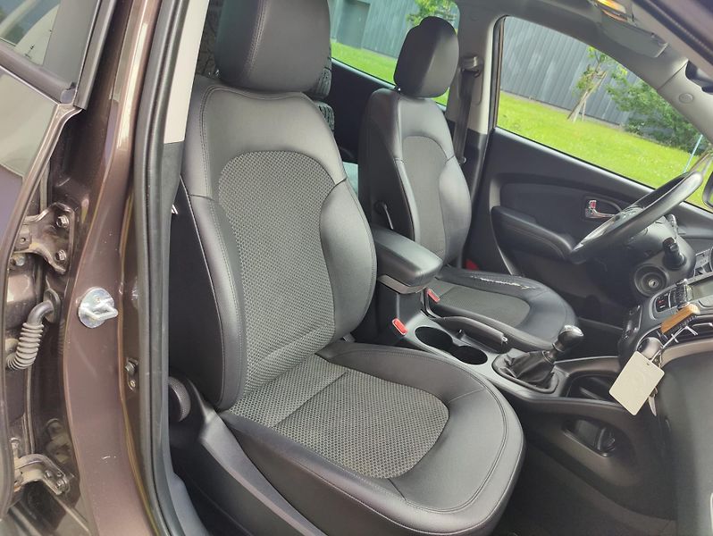 Hyundai ix35 2,0 CRDi 4WD + pneu  - fotka 18 z 25