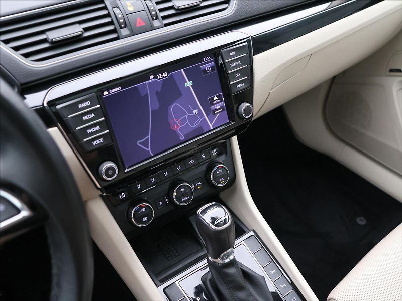 Škoda Superb 2,0 TDI 140kW DSG L&K Xenon - fotka 21 z 36