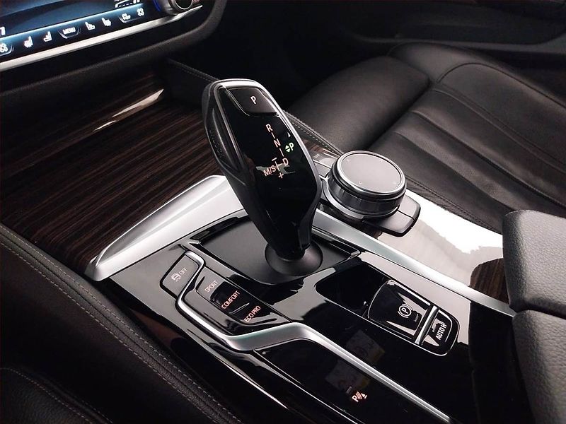 BMW Řada 5 (2023) 530d xDrive - fotka 13 z 27
