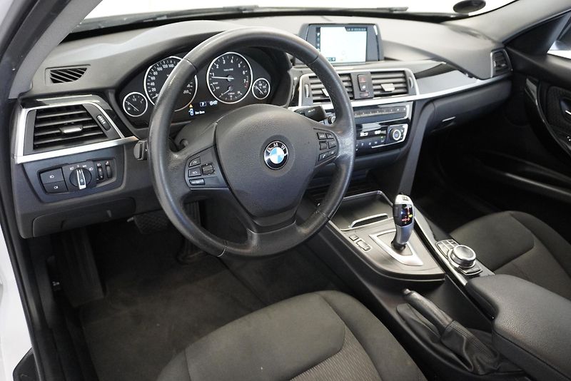 BMW Řada 3 320i 135kW AUTOMAT - fotka 12 z 27