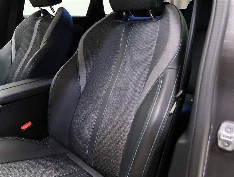 Peugeot 308 1,5 BlueHDi  AT ALLURE PACK ČR - fotka 30 z 39