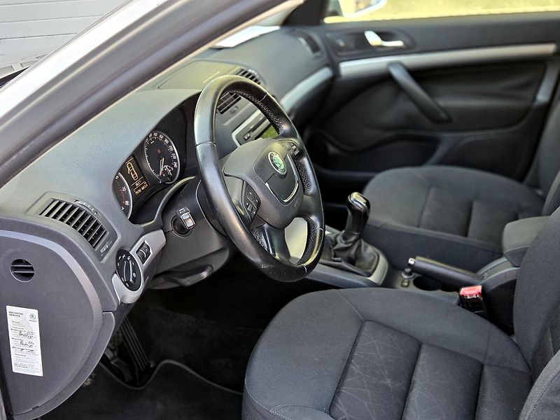 Škoda Octavia 1,4TSi 1.maj, rozvody, xenony  - fotka 28 z 43