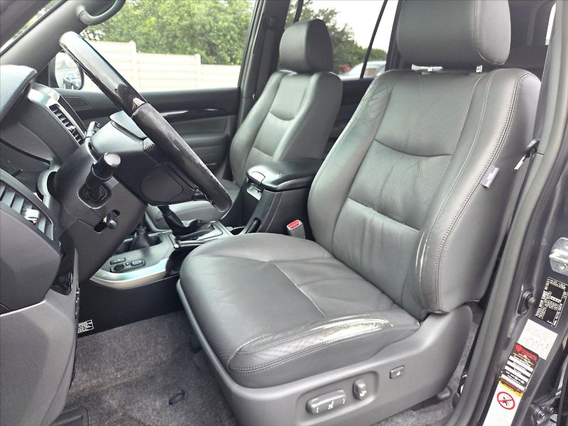 Toyota Land Cruiser 3,0 D-4D 127kW 8-míst ČR 1.maj - fotka 8 z 29