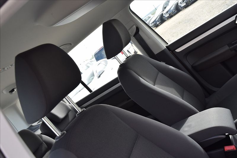 Volkswagen Touran 1,4 i 103KW AUTOMAT TAŽNÉ NAVI - fotka 41 z 44