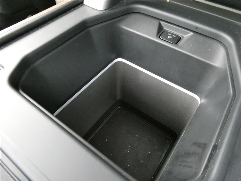 Land Rover Defender 3,0 D250 110 SE,1.maj,ČR,tažné - fotka 34 z 39