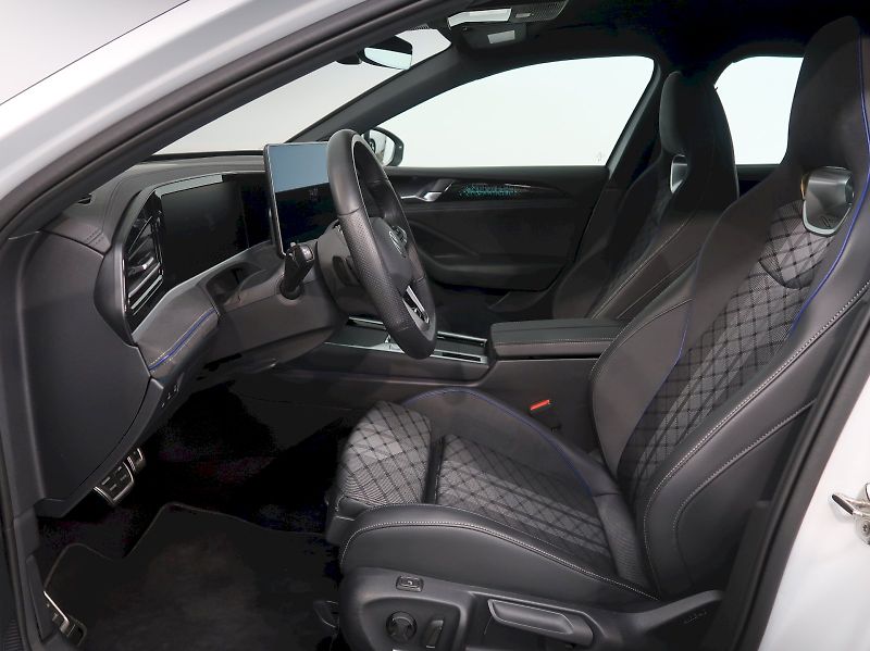Volkswagen Passat (2024) R-LINE 1.5TSI 200KW eHYBRID WE - fotka 13 z 46