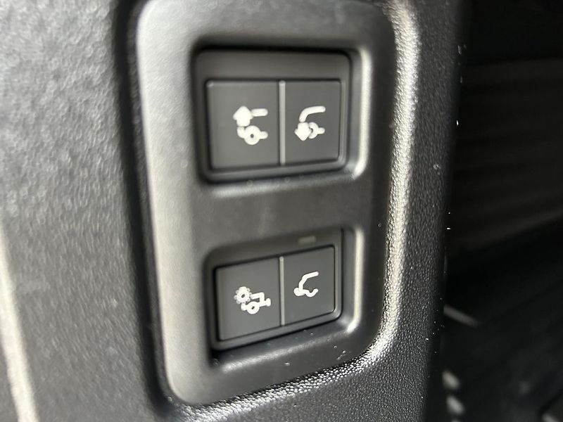 Land Rover Defender 110 D300 X-Dynamic SE - fotka 13 z 18