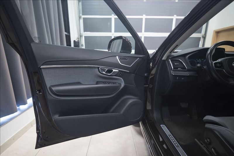 Volvo XC90 2,0 B5 AWD INSCRIPTION 7 MÍST - fotka 17 z 47