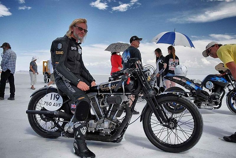 Vítejte v Bonneville Salt Flats! Cedule, která vítá návštěvníky solného jezera, kde se dosahuje rychlostních rekordů.