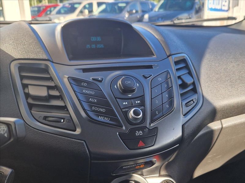 Ford Fiesta 1,2 i 44kW MANUÁL HEZKÝNÁJEZD - fotka 28 z 36