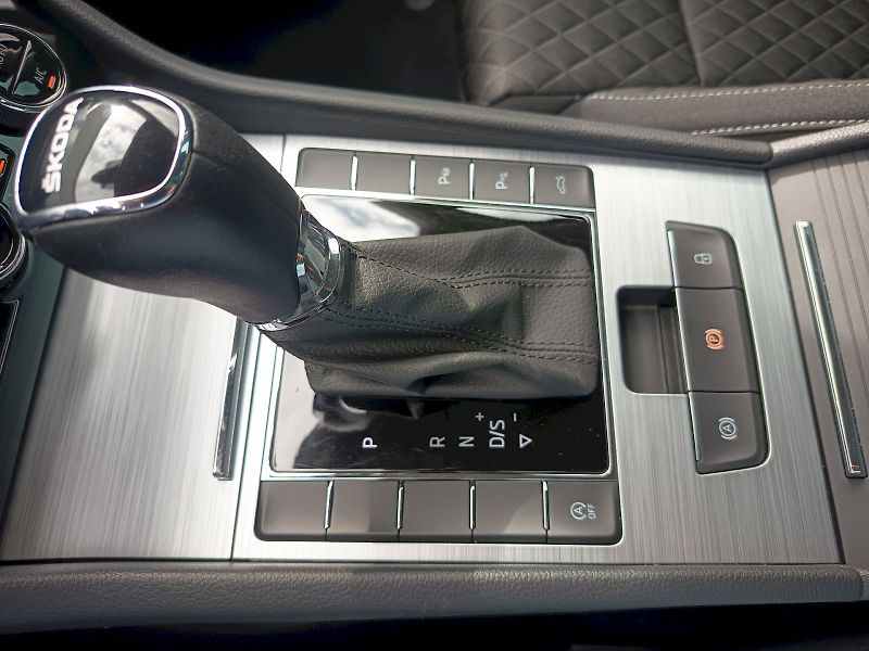 Škoda Superb (2022) 2.0TDI 110kW DSG COMFORT PLUS - fotka 20 z 35