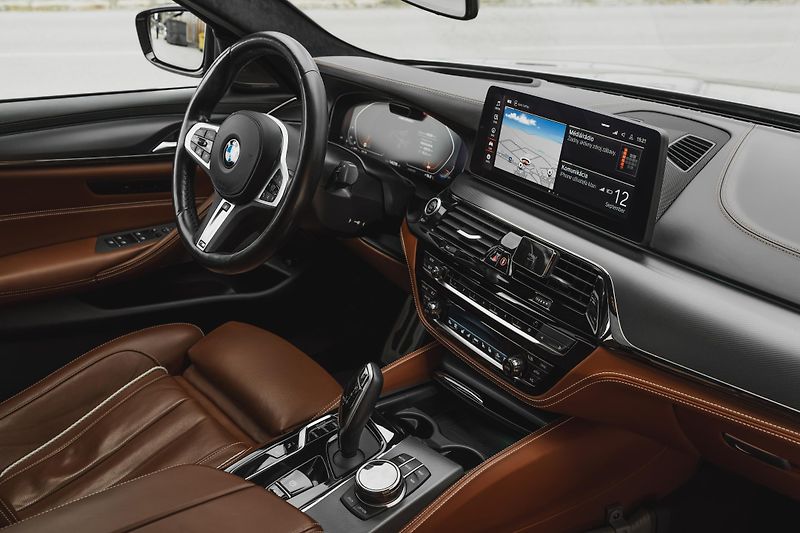 BMW Řada 5 (2020) M550i xdrive - fotka 12 z 19