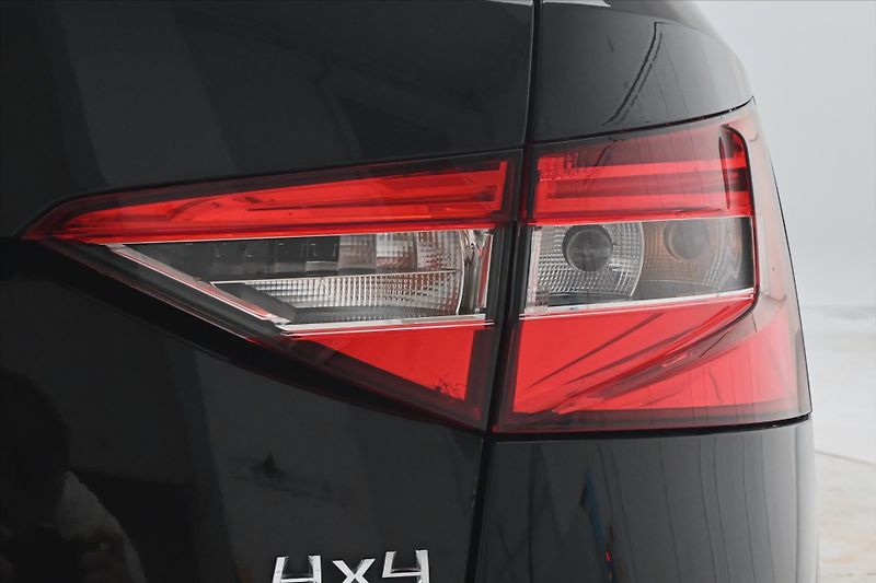 Škoda Superb 2,0 TDI 147 kW DSG 4x4 NEZ.TOP - fotka 29 z 30