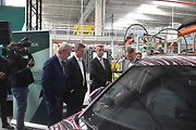 Auto si prohlédl také český premiér.