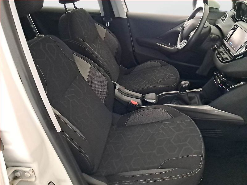 Peugeot 2008 (2018) 1.2 PureTech, Xenony, Tempomat - fotka 9 z 16
