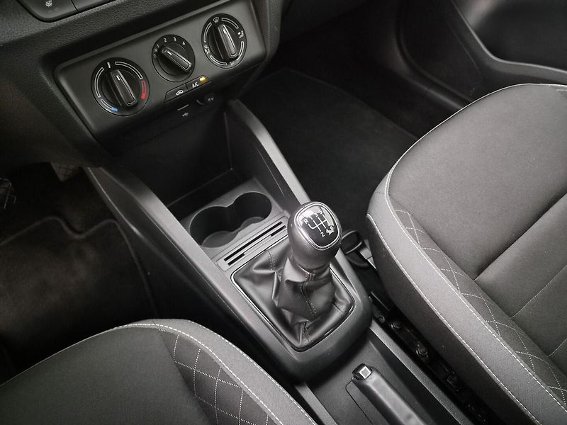 Škoda Fabia 1,0 TSI Ambition Plus - fotka 17 z 21