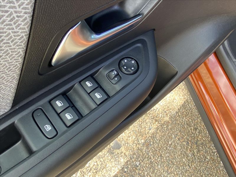 Citroën C4 1,2 PT 96kW Shine Aut Kůže HUD - fotka 15 z 34