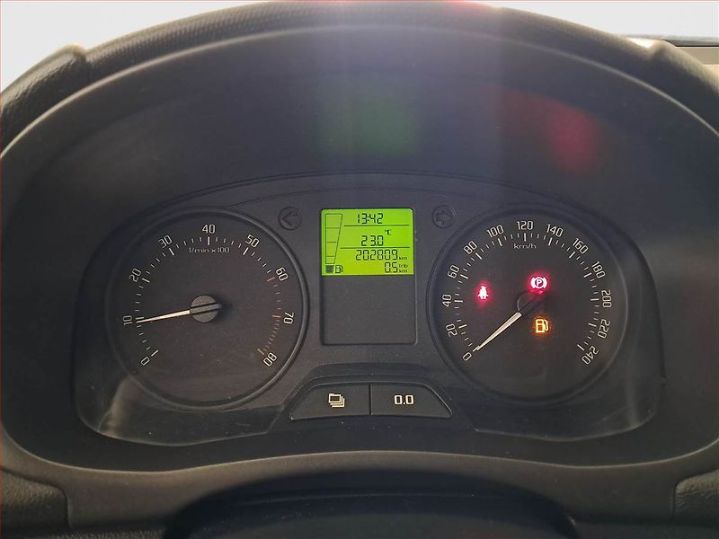 Škoda Fabia (2011) 1.2, po STK, pěkný stav - fotka 11 z 14