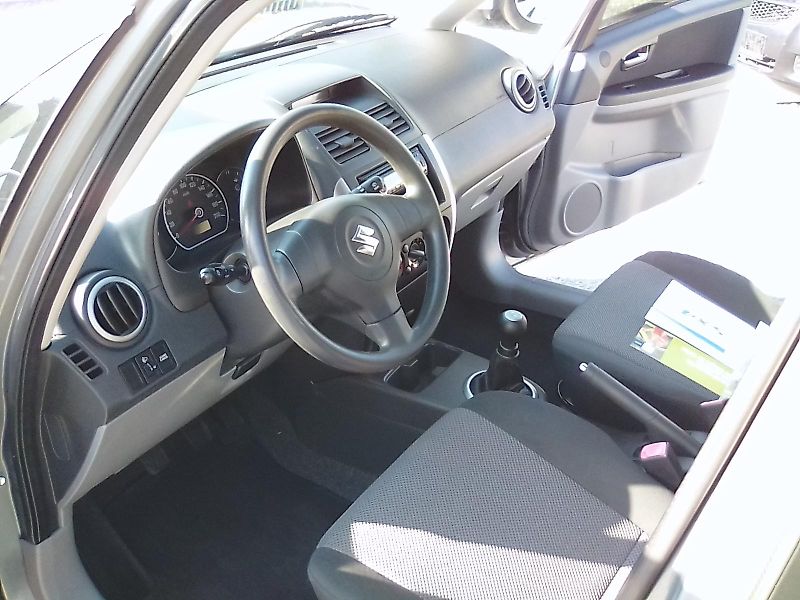 Suzuki SX4 (2008) 1.5i , kola navíc - fotka 15 z 33