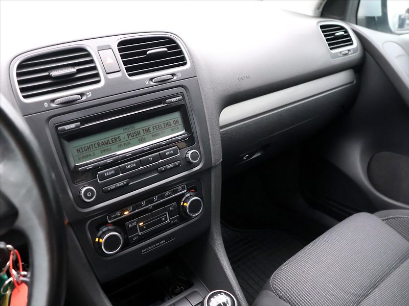 Volkswagen Golf 1,4 MPI 59KW Klimatizace CZ - fotka 20 z 31