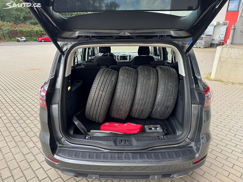 Ford S-MAX (2016) 2.0TDCi, 132kw Automat - fotka 11 z 19