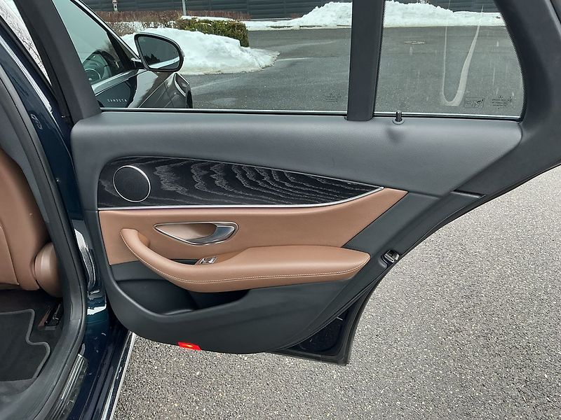 Mercedes-Benz Třídy E 220 d AVANTGARDE 4MATIC - fotka 19 z 28