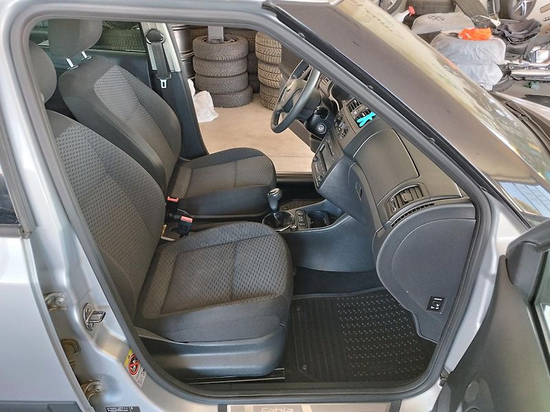 Škoda Fabia (2010) 1,2TSI,63KW,KLIMA,TAŽNÝ,ČR - fotka 14 z 25