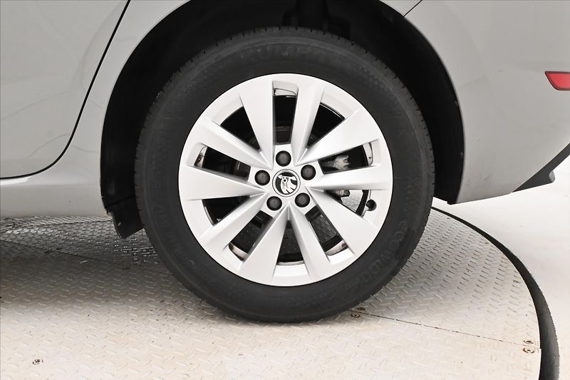 Škoda Scala 1,0 TSI 81 kW DSG Ambition Zár - fotka 30 z 30
